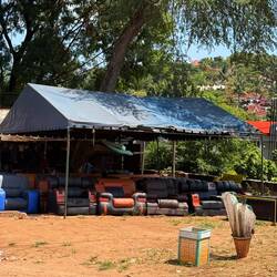 Wenn Möbel dann solche klotzig-klobigen. Keine Ahnung wie die in die Hütten kommen.