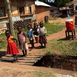 "Muzungu" ist Suaheli und heisst "Weisser Mann". Für die Kinder sind wir Marsmenschen.