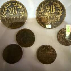 Auf "Heller und Pfennig" so heißt das Sprichwort. Hier mal echte Heller.