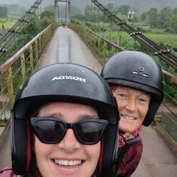 Über schmale Brücken muss man fahren