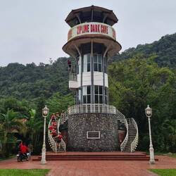 Eine der Höhlen (dark cave) bietet auch Zipline von diesem Turm aus an