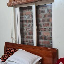 Mein Hotelzimmer mit Mauer vorm Fenster 🙈