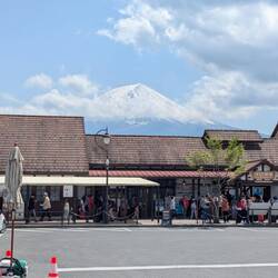 Qui se trouve derrière la gare 🗻