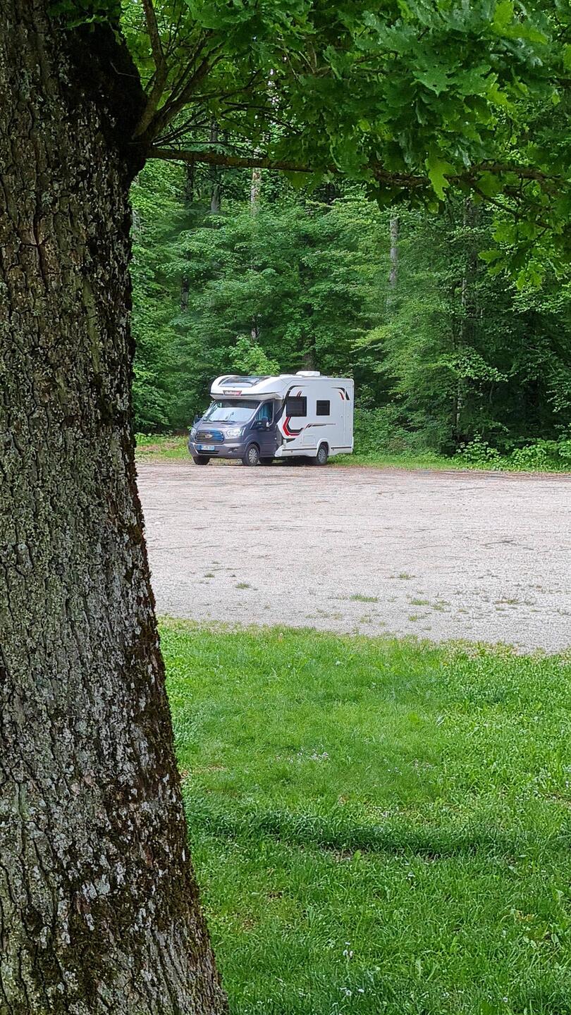 Geräumiger Parkplatz und Übernachtungsplatz am Vaddadag