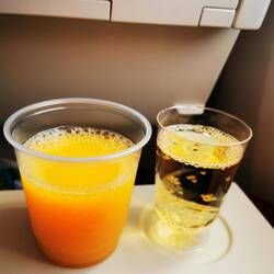 Und im Flugzeug geht's weiter 🥂