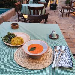 Abendessen: Tomatensuppe und gestampfte Kartoffeln mit Zwiebeln