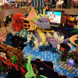 Luftballonkunst in der Shopping Mall