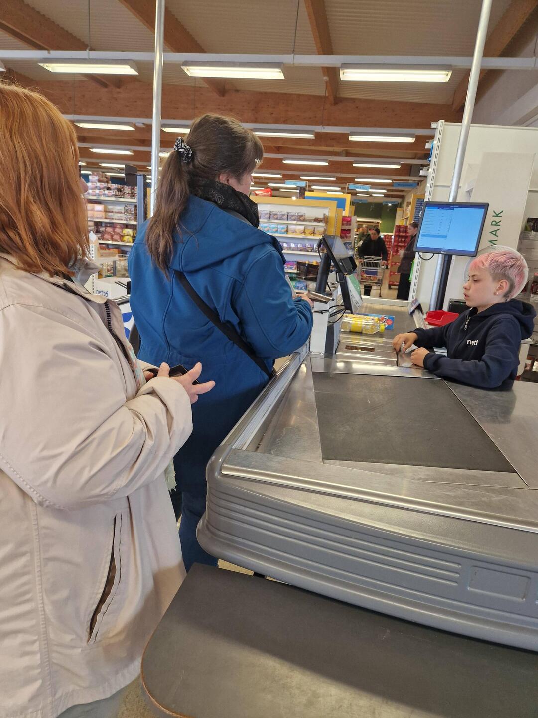 Unser Kassierer bei Netto 😳 Kinderarbeit ?