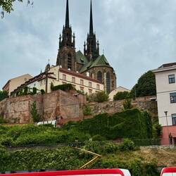 Letzer Blick hoch zur Kirche: Das Auto und die Fahrräder sind noch da! 🙏