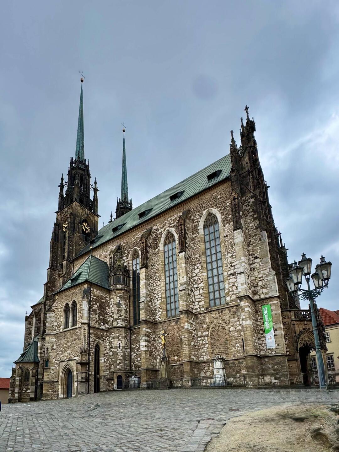Zunächst steil bergauf zur St. Peter und Paul Kirche