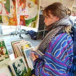 D Florina am Kunscht ungerstütze (und ihres Zimmer verschönere)