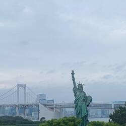 On voit aussi la réplique de la statue de la Liberté à Tokyo