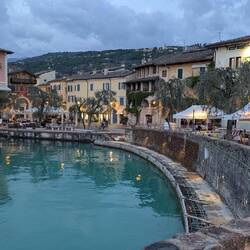 Der kleine Hafen von Torri del Benaco