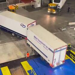 die hohe Kunst des Autofahrens: rückwärts die Rampe hoch auf die Fähre