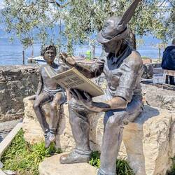 Monumento all'Alpino - Bronzeskulpturen, Denkmal am Hafen.