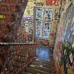 Treppenhaus einer Kunstgallerie in der Alley