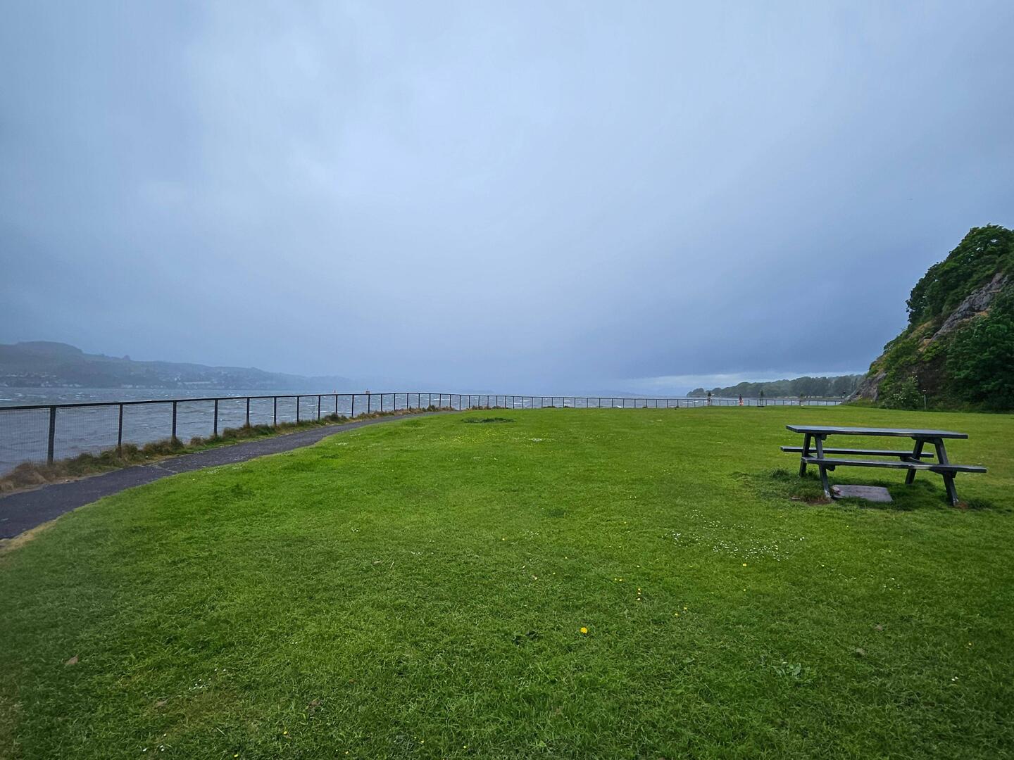 Het parkje achter Dumbarton Castle.