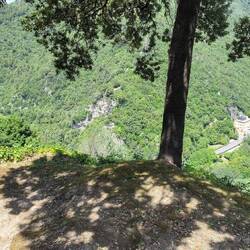 links ein Belvedere, rechts unten der Startpunkt zum Aufstieg