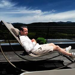 Wir warten nach dem Spaziergang auf der Dachterrasse, bis die Putzfrau mit unserem Zimmer fertig ist