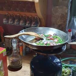 Gedünstete Rübchen mit Cashews & Lauchzwiebeln , mit Honig karamelisiert & mit Rotwein abgelöscht