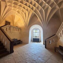 Die Eingangshalle entstand in der Spätgotik auf dem Gelande des letzten Burghofes.