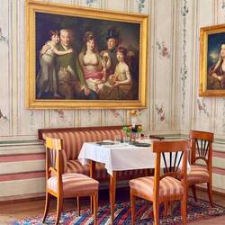 Dieses Budoir ist im Empirestil eingerichtet. Das Bild wurde von der Familie Schröffel aufgehängt.