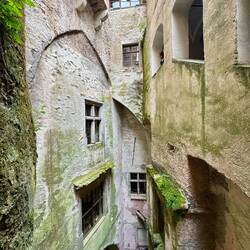 Der Tiroler Hof ist der Rest eines früheren, größeren Hofes der frühgotischen Burg.