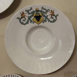 Das Wappen sogar auf dem Geschirr!