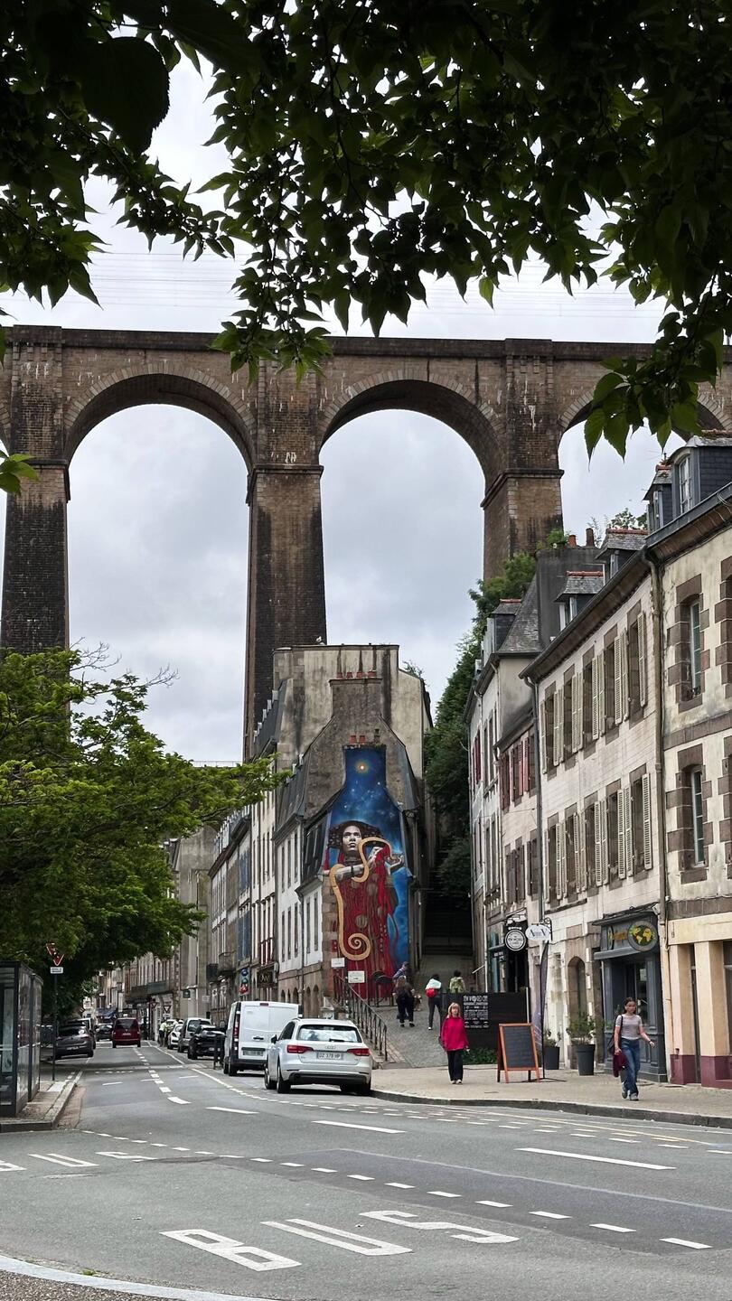 Rechts neben dem Mural geht's hoch