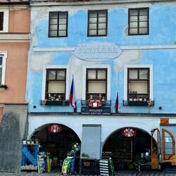 Gegenüber ein Blumenladen.