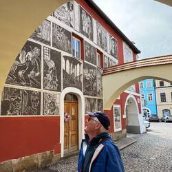 Am spaßigsten ist jedoch das Haus Nr. 127. Es ist mit Sgraffitoverziehrungen und Sprüchen verziert.