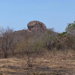 Sieht aus wie eine große Faust auf dem Hügel