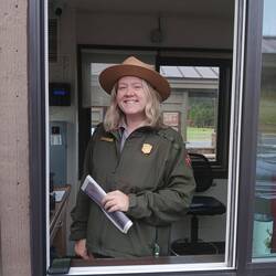 Smilende park ranger