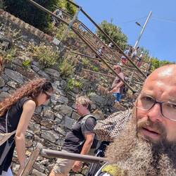 In Corniglia angekommen warten Treppen-Serpentinen des Todes direkt hinterm Bahnsteig