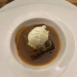 Die beste Nachspeise ever - Toffeepudding mit Karamellsauce und Vanilleeis 😋
