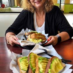 Ach ... heute morgen gab es erst mal zur Abwechslung einen schnellen Kaffee und Avocado-Toast