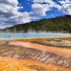 Der Grand Prismatic Spring von unten ...