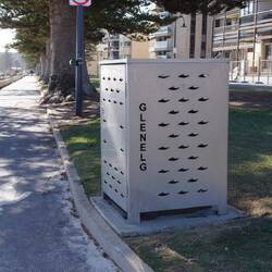 ein Edelstahlkasten als Verkleidung für eine ganz normale Mülltonne.