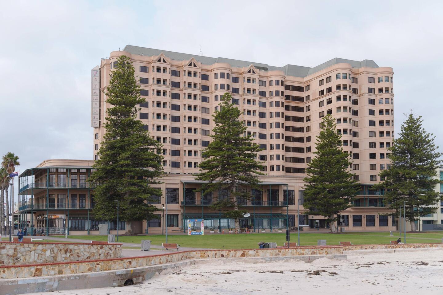 Das haben wir uns zum Abschluss gegönnt, inklusive Upgrade auf Seeblick. The Stamford, ...