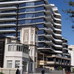 Wir sind dann die Promenade runter, vorbei an alten und neuen, ...