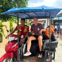 Wir hatten sichtlich Spaß mit unserem Taxi-Fahrer 😬