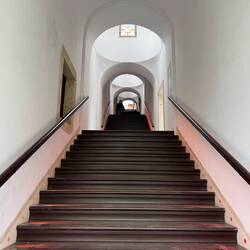 Dann den Altstadtberg hinunter und durch diesen schönen Tunnel wieder hinauf.