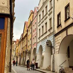 Es geht weiter vorbei an wunderbar erhaltenen Gebäuden.