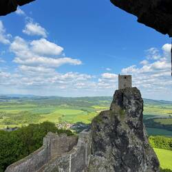 Etwas außer Atem erklimmen wir den zweiten Turm und blicken zurück auf den Ersten.