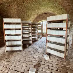 Am Anfang wurden die Menschen noch in Särgen bestattet, später die Asche nur noch in Pappschachteln.