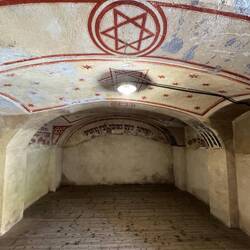 Die Juden haben es immerhin geschafft einen heimlichen Gebetsraum zu schaffen.