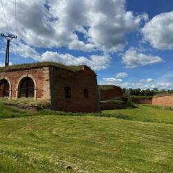 Die Anlage ist bis heute gut erhalten und innerhalb der Wälle befindet sich eine richtige Stadt.