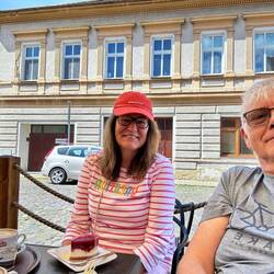 Nettes Café: Die Kinder haben Gabi zum Muttertag eingeladen!