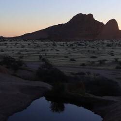 Zwischen den Steinen bilden sich zur Regenzeit Naturpools...