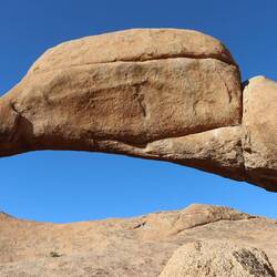 Es gibt einen Felsenbogen im Gebirge...
